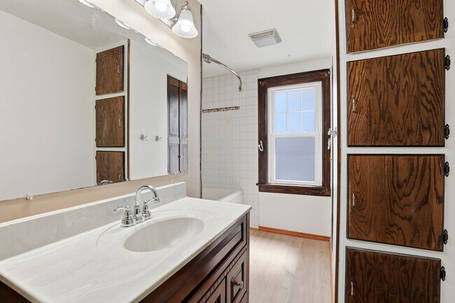 Building Photo - 3 Bedroom Fond Du Lac House