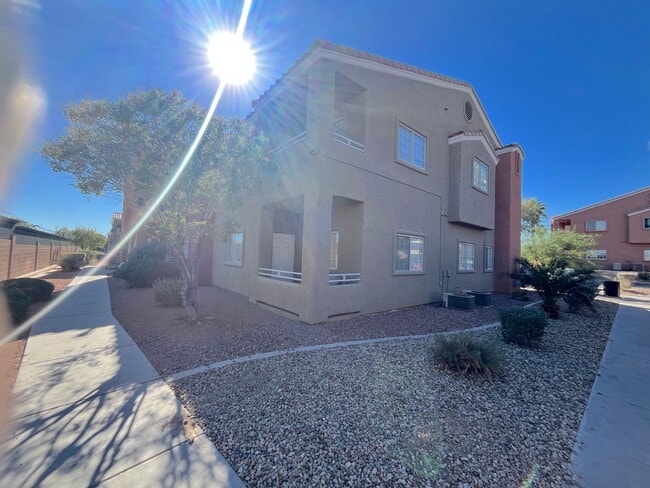 Building Photo - SPACIOUS AND BRIGHT 2 bed/2 bath In gated community