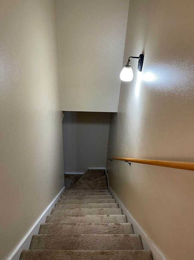 Building Photo - Available November 21st!   6 Month lease