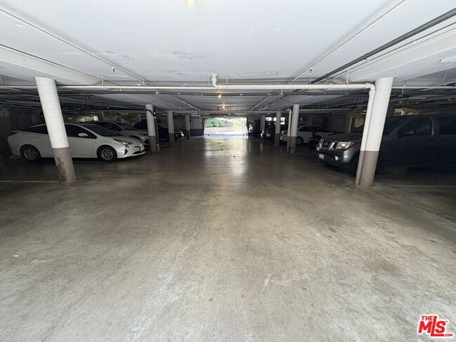 Building Photo - 6752 Hillpark Dr