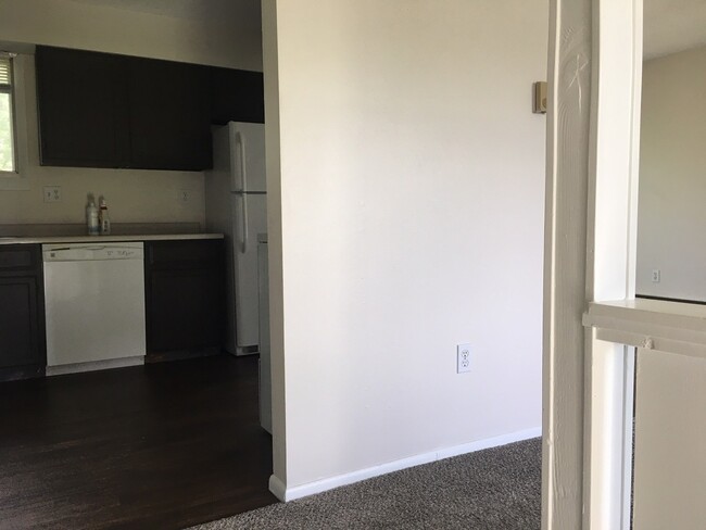 Building Photo - 3 Bedroom, 2 Bathroom Duplex- 5 minute wal...