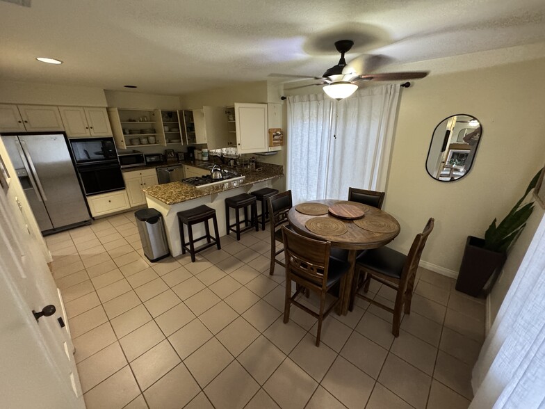 Kitchen and dining area - 1139 Thomas Ave