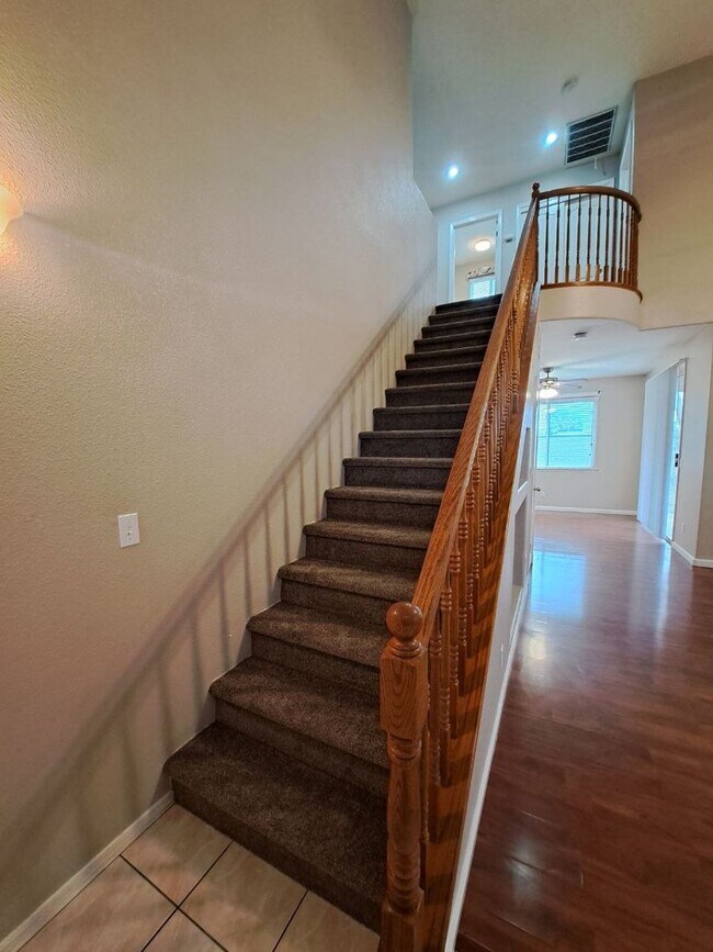 Building Photo - Comfortable 3BR Two-Story Home in Secure Fresno Community!