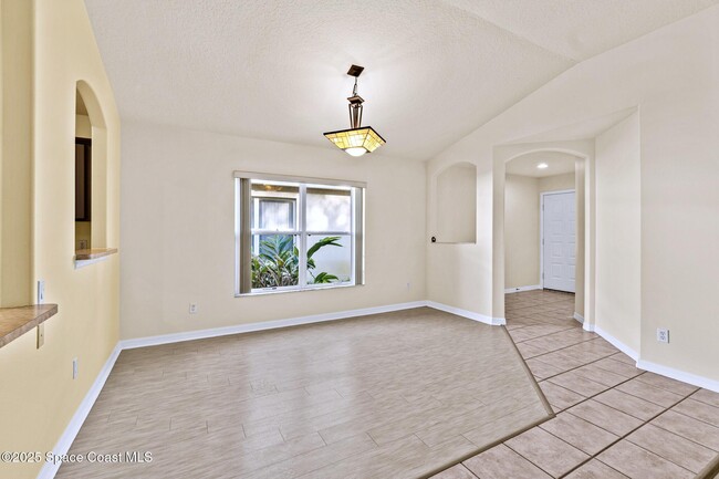 Building Photo - 960 Villa Dr