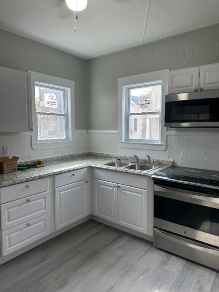 Building Photo - 401 E 15th St