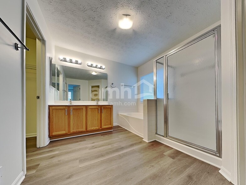 Building Photo - 170 Old Carriage Ct