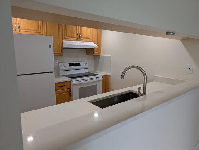 Building Photo - 6040 Shaker Wood Cir