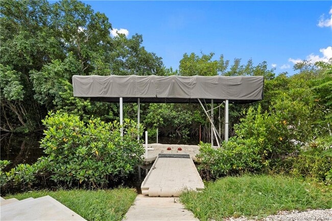 Building Photo - 30 SW Hideaway Pl