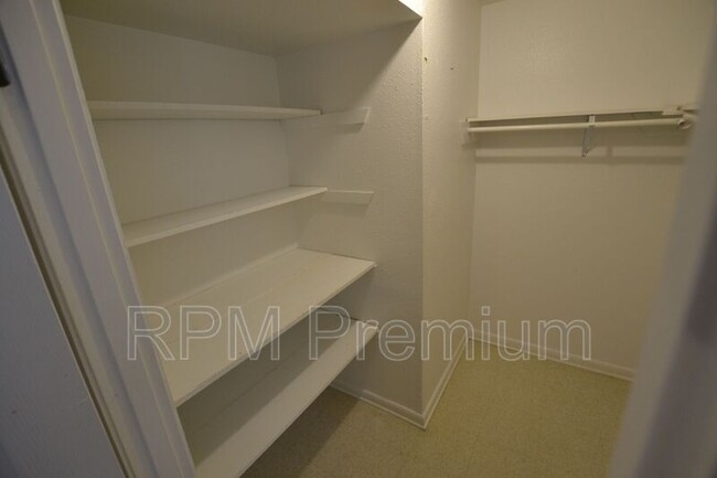 Building Photo - 2150 N Sherwood Forest Dr