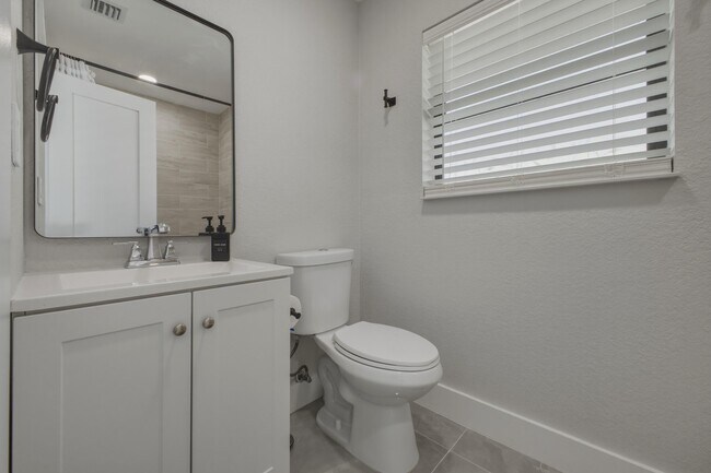 Building Photo - 632 Las Palmas Park