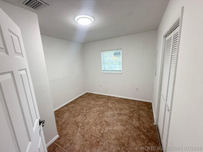 Building Photo - 912 SE Tarpon Ave