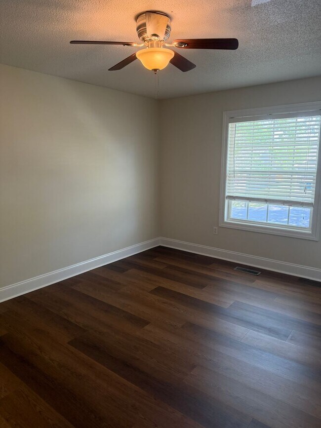 Building Photo - East Brainerd