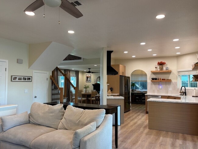 Building Photo - 879 Fall River Trail