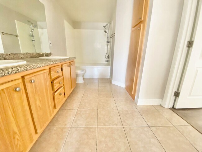 Building Photo - ADORABLE FIRST FLOOR CONDO UNIT 1 BEDROOM / BATH, LOCATED IN A GATED COMMUNITY!