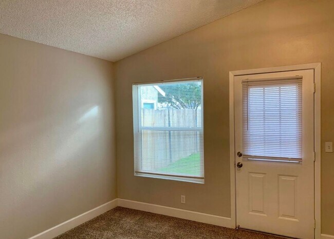 Building Photo - For Rent. Beautiful 3Bedroom, 2 Bathroom Home in Northeast Visalia