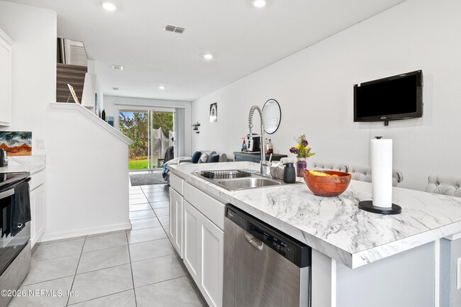 Building Photo - 8415 Zenith Cir