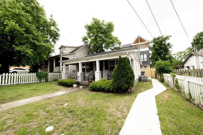 Primary Photo - Charming 3-Bedroom Furnished Home – Walk t...