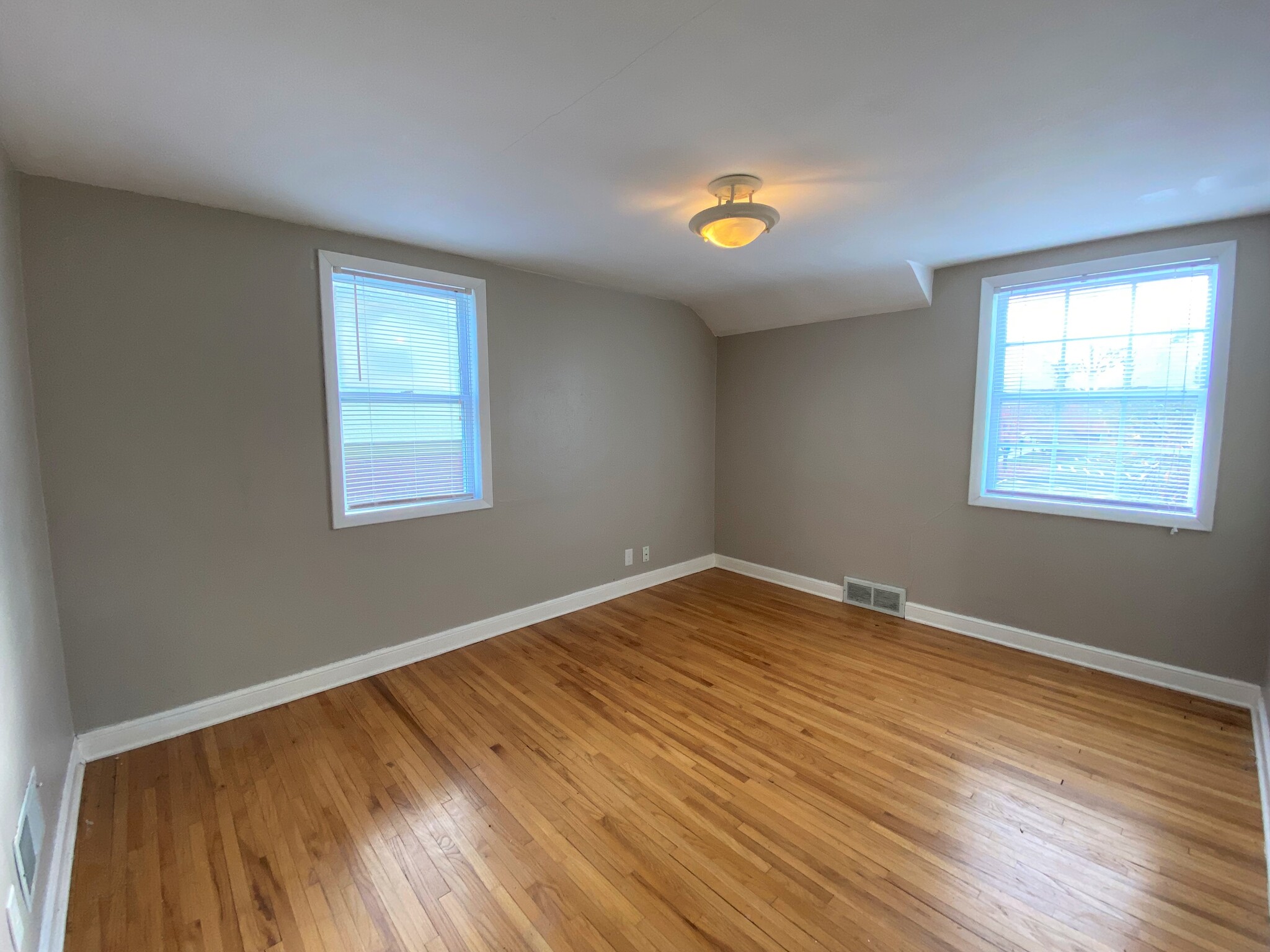 Building Photo - 18 9th Ave NW