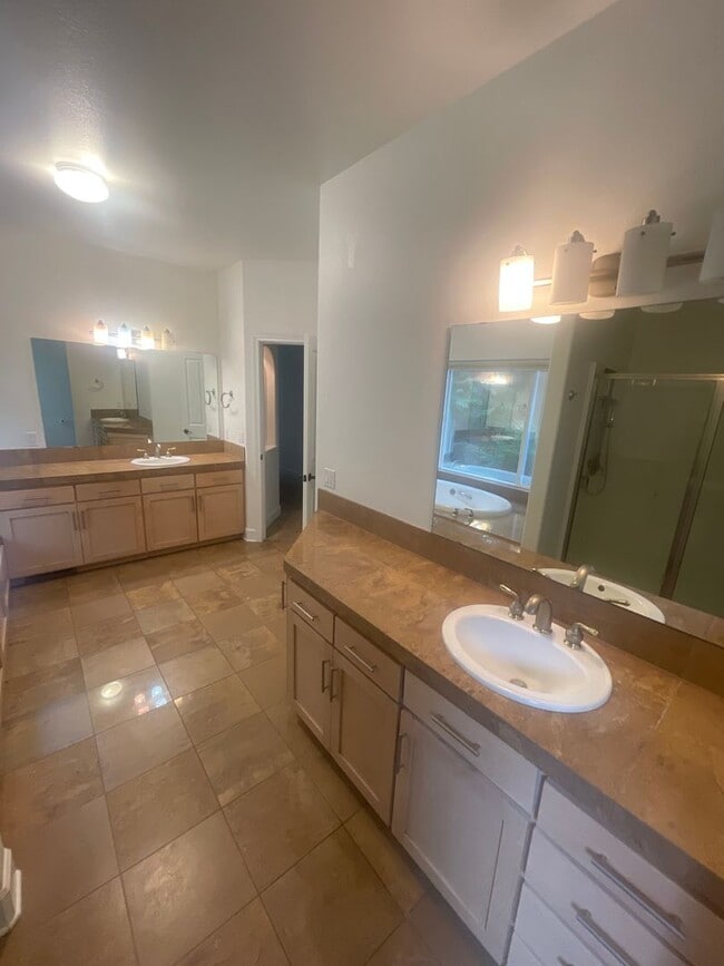 Building Photo - Beautiful 4 Bedroom on 2.5 Acres!