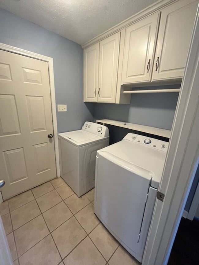 Building Photo - 102 Rosebud Cir