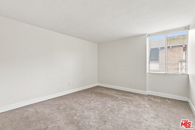 Building Photo - 2322 Palos Verdes Dr W