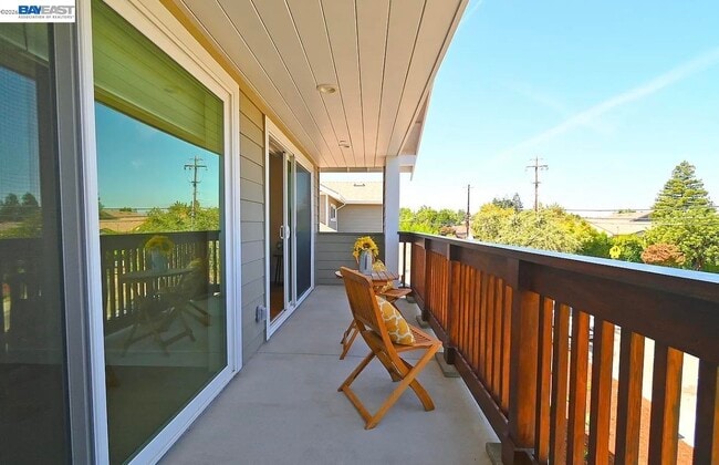 Building Photo - 3856 Vineyard Ave