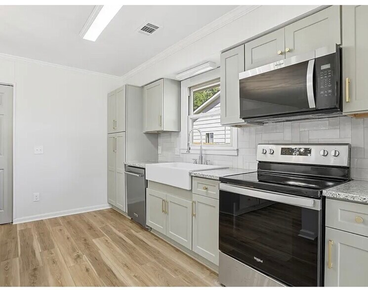 Building Photo - 6215 Parker Dr