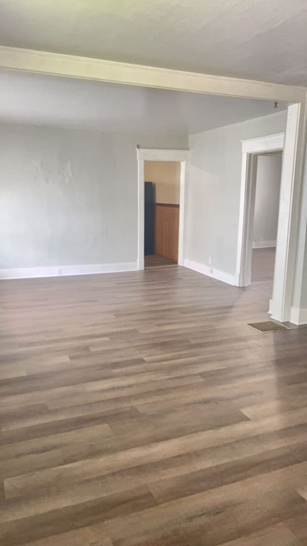 Building Photo - 2 Bedroom Home, Fenced in Backyard + Garage! Available Now!