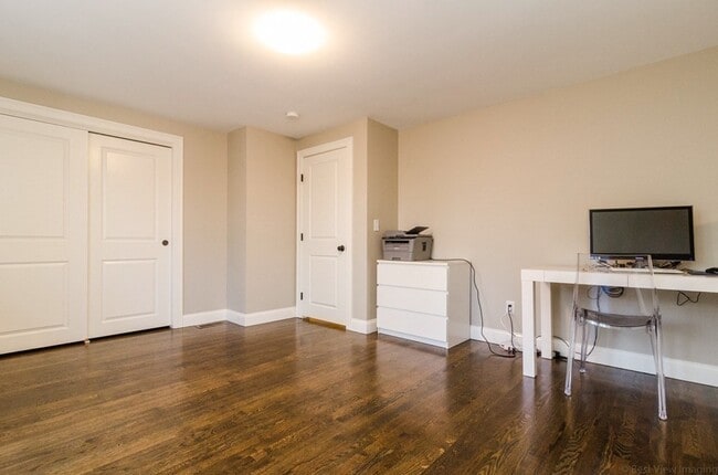 Building Photo - 718 Main St