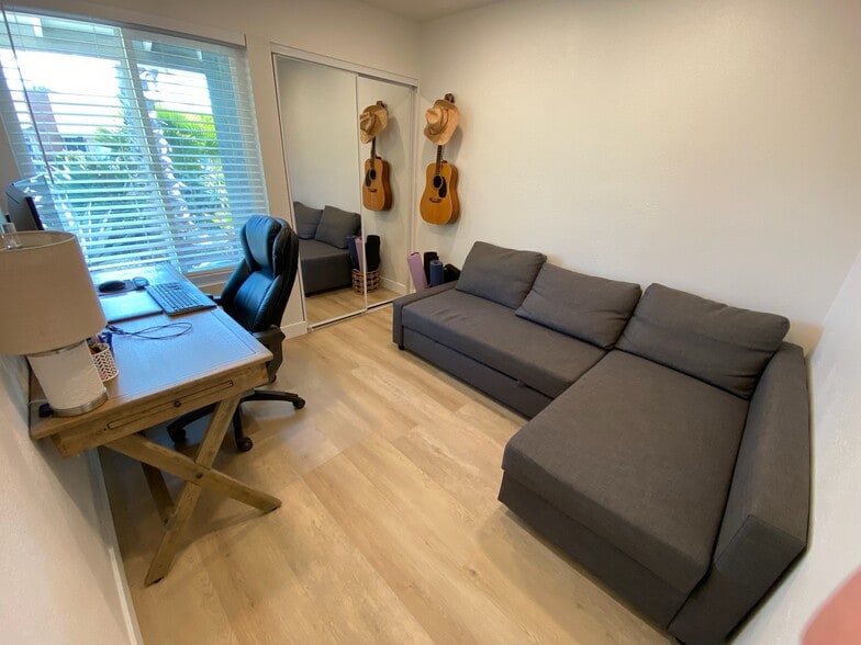 Building Photo - 970 Woodlake Dr