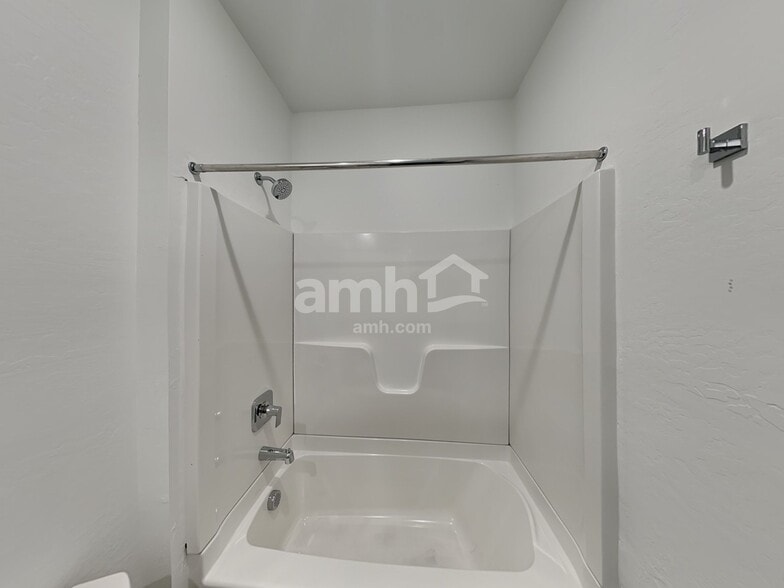 Building Photo - 2124 W Alicia Dr