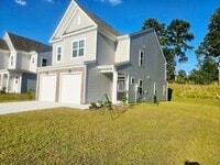 Building Photo - Gated Community with Amenities!