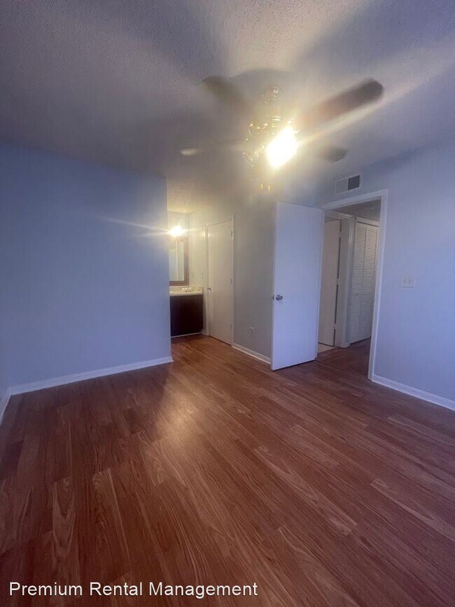 Building Photo - 2 br, 1 bath House - 6118 Westgate Dr #104