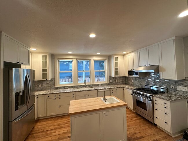 Main Level - Kitchen - 920 Grant Pl