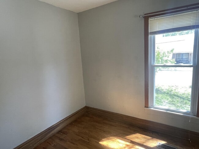 Building Photo - 513 E 2nd St