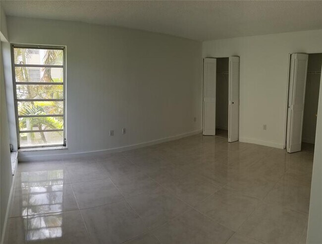 Building Photo - 11905 NE 2nd Ave