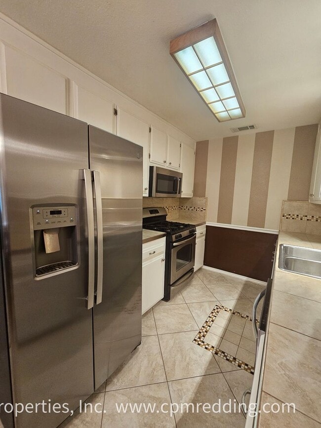 Building Photo - Super Cute House in East Redding With Atta...