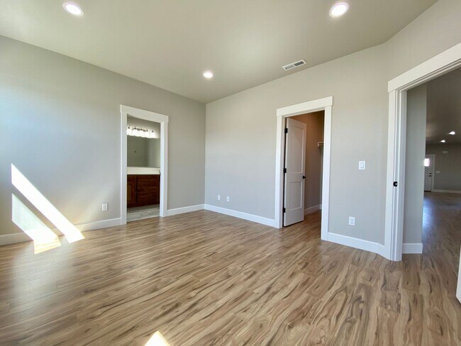 Building Photo - Gorgeous 3 Bedroom Home in West Valley
