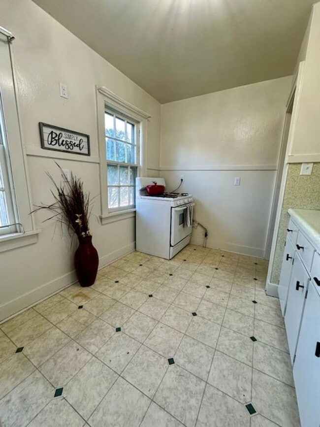 Building Photo - 2 bed, 1 bath home for rent in Waterloo