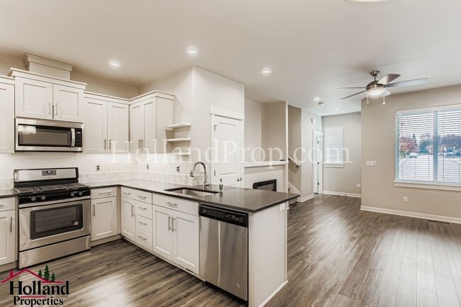 Building Photo - Beautiful Townhome with an Attached Garage in South East Hillsboro!