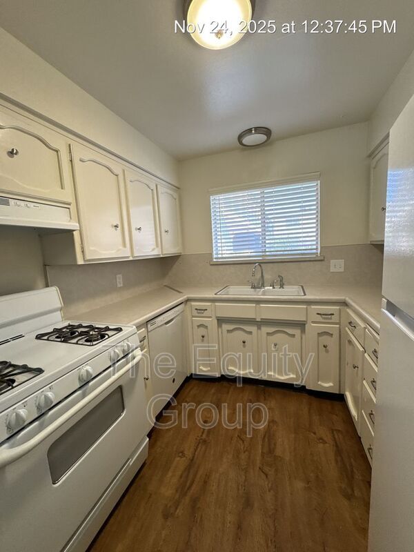 Building Photo - 1320 W Vassar Ave