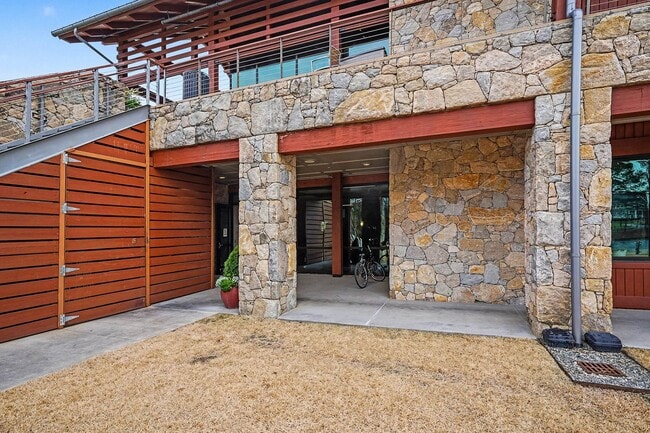 Building Photo - 3BR Like-New End-Unit Townhome – Wendell Falls