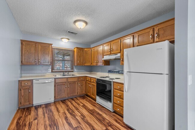 Building Photo - 3707/3709 Stonebridge Dr