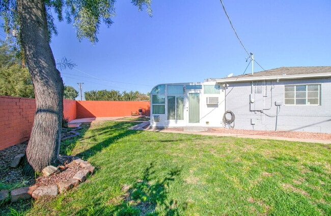 Building Photo - 1301 W Mulberry Dr