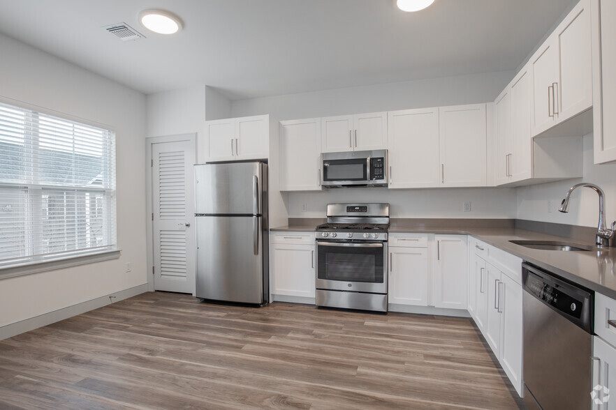 2BR, 1BA - 1185SF - Kitchen - Westbrook Village