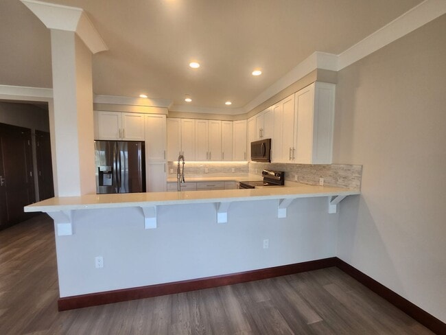 Building Photo - Luxury 3/2 Grated Community in South Kihei.