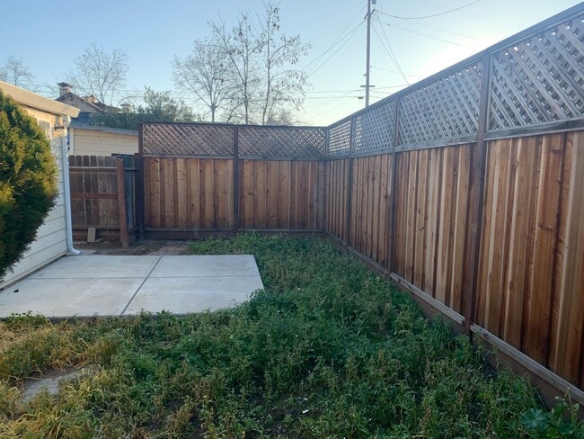 Building Photo - Remodeled 2 Bedroom 2 Bath in Great Location!