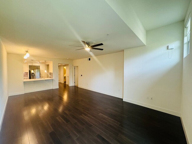 Building Photo - Gorgeous Top Floor Condo Located in Downto...