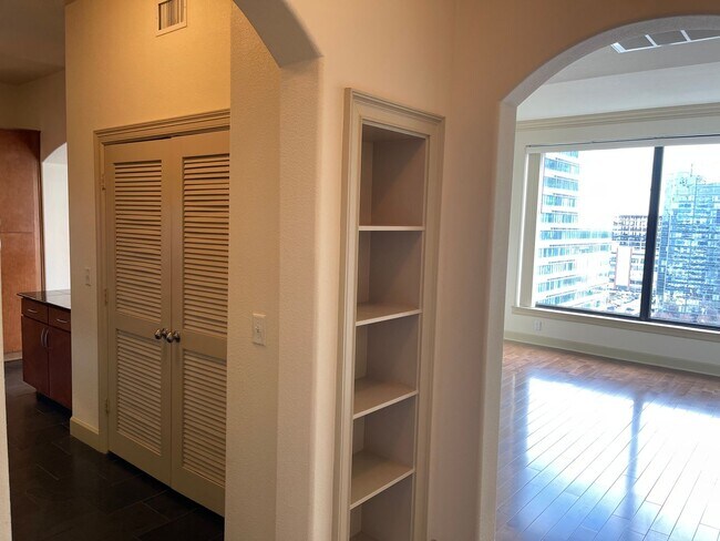 Building Photo - 2 Bedroom, 2 Bathroom Spacious Condo with Dining & Living Room within Heart of Buckhead