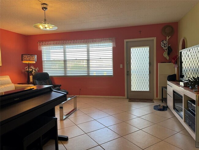 Building Photo - 3058 Cambridge C